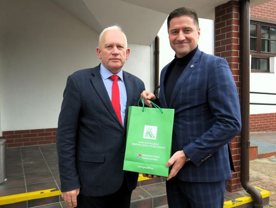 Od lewej: Kierownik augustowskiej KRUS Jarosław Szlaszyński i poseł na Sejm RP Jacek Niedźwiedzki.