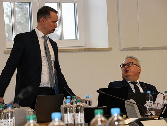 Aneks po terminie. Sieczkowski i Czerwiński podpisali aneks 3 dni po upływie terminu umownego