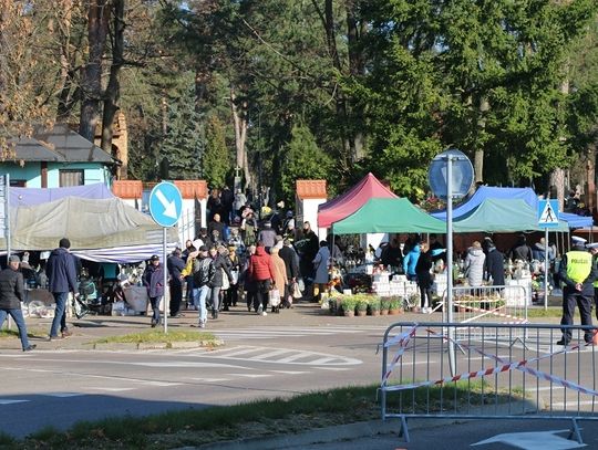 Augustowianie odwiedzają groby bliskich (foto) 