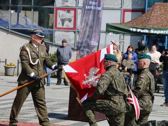Augustowscy saperzy świętowali po raz pierwszy. Uroczyste przekazanie chorągwi (foto i video)
