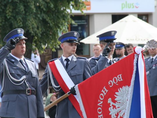 Augustowska policja ze sztandarem