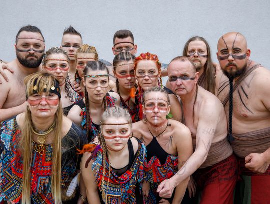 Zdjęcie ze spektaklu "Plemię" Augustowskiego Teatru Tańca