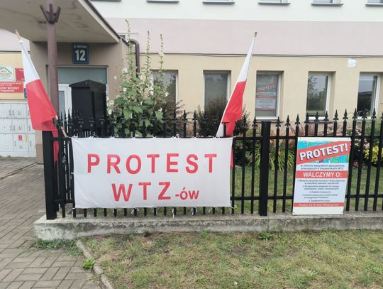Na budynku augustowskiego stowarzyszenia wywieszono biało-czerwone flagi oraz informację o postulatach.