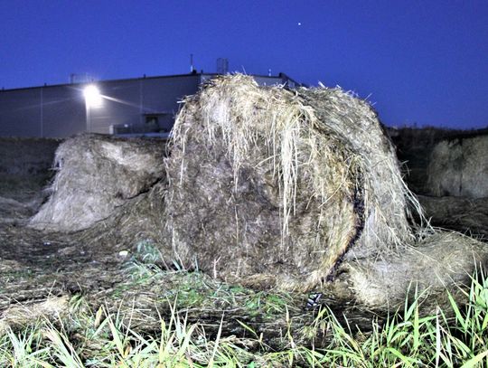 Bawiąc się zapalniczką podpalił bele siana 