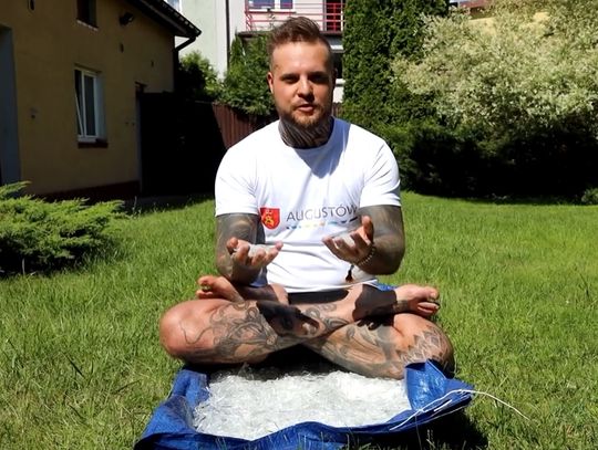 Bosą stopą po szkłach (video)  