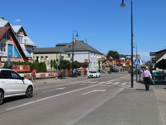 Brak ławeczek na ulicy Wojska Polskiego w Augustowie: obietnice i rzeczywistość