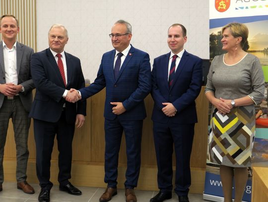 Od lewej: Przewodniczący augustowskiego PiS Paweł Wnukowski, były poseł Lech Kołakowski związany z PiS, burmistrz Mirosław Karolczuk, zastępca szefa Kancelarii Prezydenta Rzeczypospolitej Polskiej Karola Nawrockiego Adam Andruszkiewicz związany z PiS i augustowska działaczka PiS Alicja Dobrowolska.