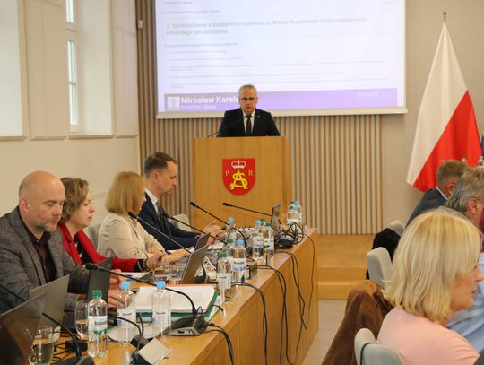 Burmistrz Mirosław Karolczuk podczas sesji rady miejskiej w Augustowie z 30 października 2025 roku, na której obecna była również Magdalena Sokołowska - ówczesna kierownik wydziału inwestycji.