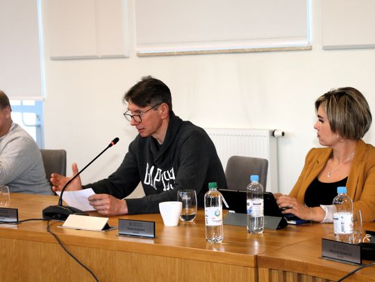 Podczas wystąpienia Marcina Kleczkowskiego (w środku), salę manifestacyjnie opuściła m.in. radna PiS Monika Krupińska (po prawej).