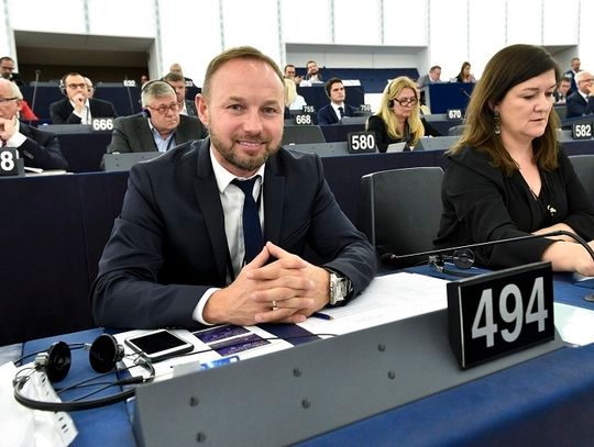 Były piłkarz, a obecnie polityk. Czy to gra? 