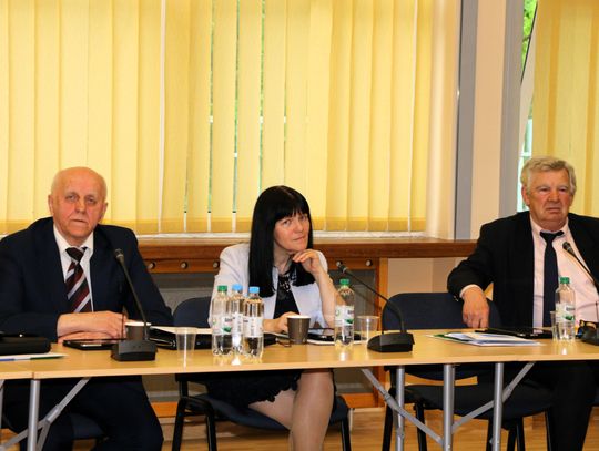 Radni Mieczysław Sobolewski i Waldemar Jedliński (obaj na zdjęciu, w środku Elżbieta Puczyłowska), zakwestionowali relację Wiesławy Chrulskiej.