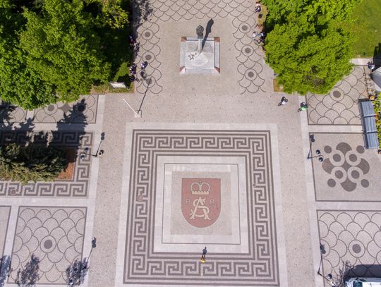 Zauważyć należy, że Komisji Heraldycznej nie chodzi zapewne o usunięcie krzyża, ale umieszczenie jabłka królewskiego z krzyżem.