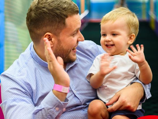 Coraz więcej mężczyzn korzysta z urlopu rodzicielskiego, ale coraz mniej – z urlopu ojcowskiego