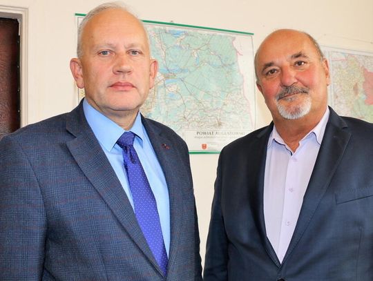 Na zdjęciu od lewej: byli starostowie Jarosław Szlaszyński i Dariusz Szkiłądź.