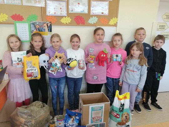Dzieciaki z gminy Nowinka podczas zbiórki na rzecz zwierząt.