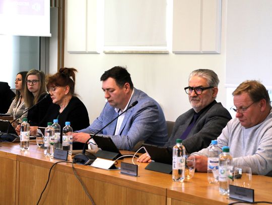 „U nas jest taka zasada, że mi to się nie podoba, ale nie głosujemy przeciw” -tak zdaniem Tadeusza Jaworskiego argumentował swoją postawę augustowski radny PiS. Na zdjęciu: grupa radnych PiS.