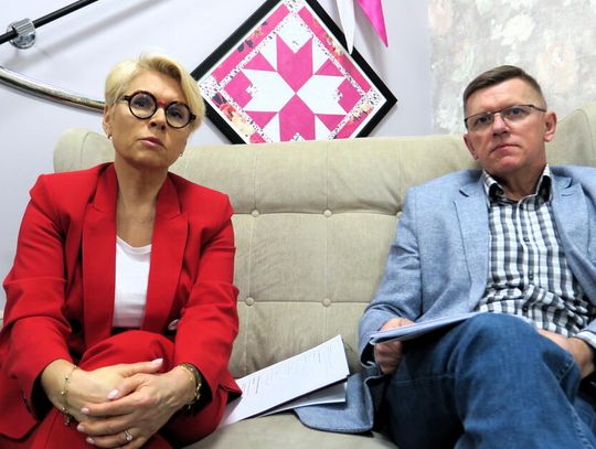 Na zdjęciu: Prezes Towarzystwa Miłośników Ziemi Augustowskiej Izabela Piasecka i członek TMZA Andrzej Zarzecki.