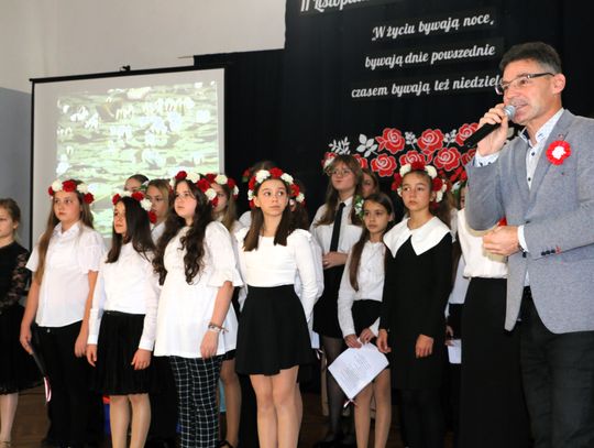 Wspaniałego występu uczniom pogratulował dyrektor szkoły Leszek Mołodziejko.