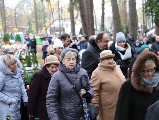 Dzień Wszystkich Świętych w kadrze 