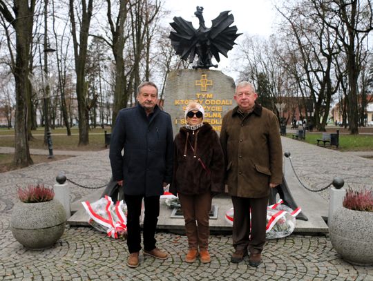 Dziś w Augustowie upamiętniono ofiary stanu wojennego (video i zdjęcia) Na zdjęciu: Leszek Cieślik, Izabela Piasecka i Adam Sieńko.