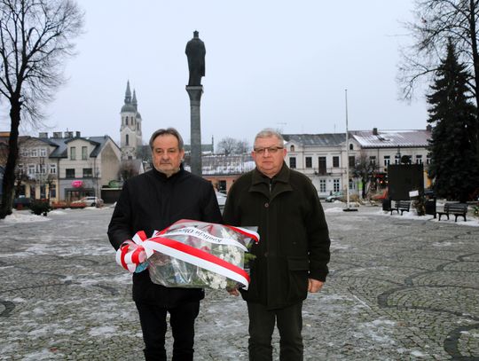 Pamięć ofiar dramatycznych wydarzeń sprzed lat uczcili augustowscy radni Koalicji Obywatelskiej. Adam Sieńko i Leszek Cieślik, którzy 13 grudnia 1981 roku byli studentami, złożyli kwiaty pod pomnikiem "Tym, którzy oddali swe życie za wolną i sprawiedliwą Ojczyznę".