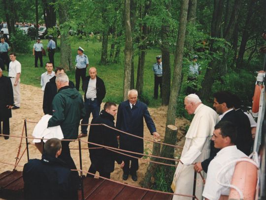 Papież Jan Paweł II opuszcza statek w Studzienicznej.