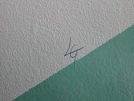 Dziwne znaki przy drzwiach mieszkań. Czy to ostrzeżenie przed włamaniami?