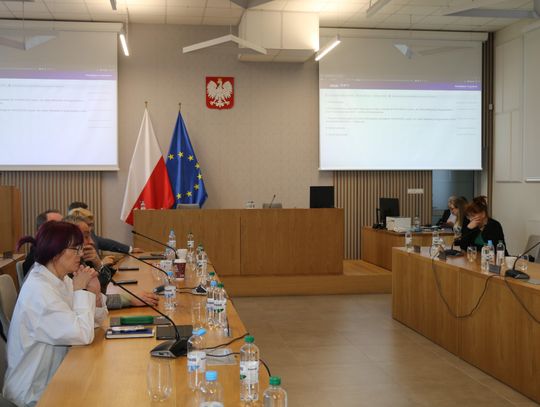 Na sesji doszło do absurdu. Przewodniczący rady zamknął posiedzenie, choć niektórzy mieszkańcy nadal chcieli zabierać głos. Na zdjęciu widzimy kontynuację dyskusji przy pustym stole prezydialnym, gdyż przewodniczący (i część radnych ekipy rządzącej) opuścił salę posiedzeń urzędu miejskiego.