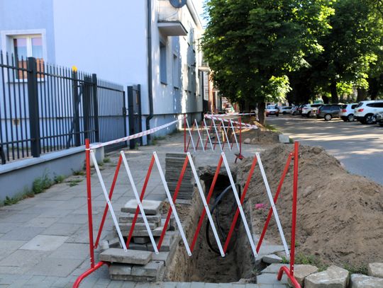 Na ulicy Kościelnej w Augustowie trwają intensywne prace. Czy działania mają związek z dokończeniem remontu?