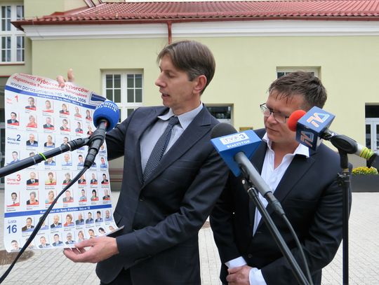 Marcin Kleczkowski pokazuje archiwalny plakat komitetu związanego z lewicą, na którym widoczny jest  Mirosław Karolczuk.