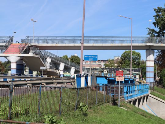 Kładka nad ul. 29 Listopada w Augustowie rdzewieje. Jej stan budzi niepokój (foto i video)