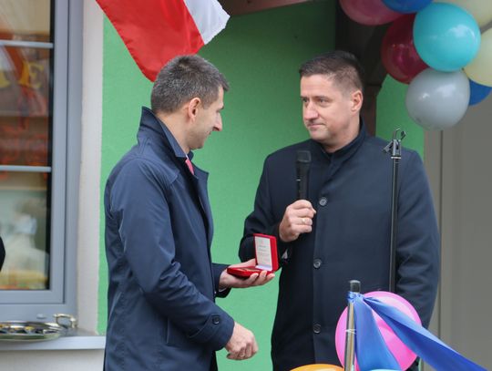 Na zdjęciu: Poseł Jacek Niedźwiedzki (po prawej) i wójt gminy Sztabin Jarosław Karp, podczas otwarcia placówki.
