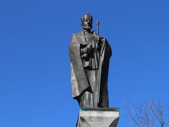 Kolumna Króla Zygmunta Augusta na Rynku w Augustowie to nie tylko wyraz wdzięczności dla założyciela miasta, ale także świadectwo zaangażowania społeczności lokalnej w zachowanie i upamiętnienie swojej bogatej historii.