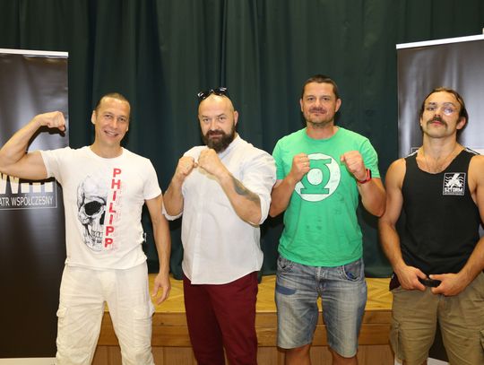 Na konferencji prasowej Podlaski Tur przedstawił zawodnik augustowskiej gali boksu.