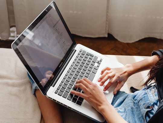 Koniec z martwymi strefami Wi-Fi. Jak skutecznie wzmocnić sygnał internetu w dużym domu i na piętrze?