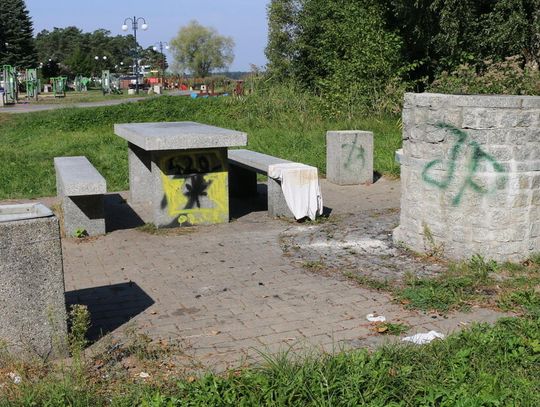 Kontrowersje i zagrożenia przy zaniedbanym grillu miejskim nad plażą Bielnik w Augustowie