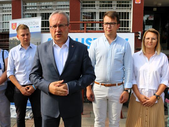 Konferencja prasowa przed byłą siedzibą urzędu miasta. Od lewej: Filip Chodkiewicz, Mirosław Karolczuk, Michał Kotarski i Magdalena Sokołowska (ówczesna kierownik wydziału inwestycji).