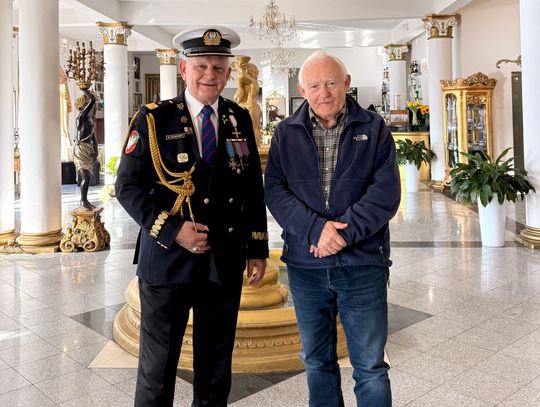 Na zdjęciu: Bogusław Falkowski i Leszek Miller wewnątrz "Pałacu na Wodzie", w trakcie odwiedzin byłego premiera w Augustowie.