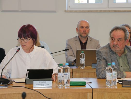 Leszek Stanisław Cieślik przypomniał, że siedząca obok niego radna Wiesława Drejer-Przekop próbowała pozyskać informacje o dokładnych kosztach wydawania gazety miejskiej.