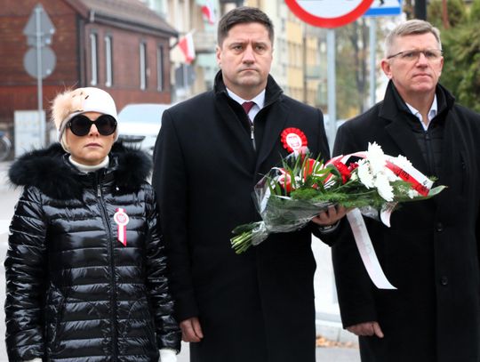 Poseł Jacek Niedźwiedzki (w środku) podczas uroczystości patriotycznej w Augustowie.