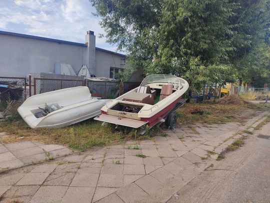 Łódka i maluch na chodniku 