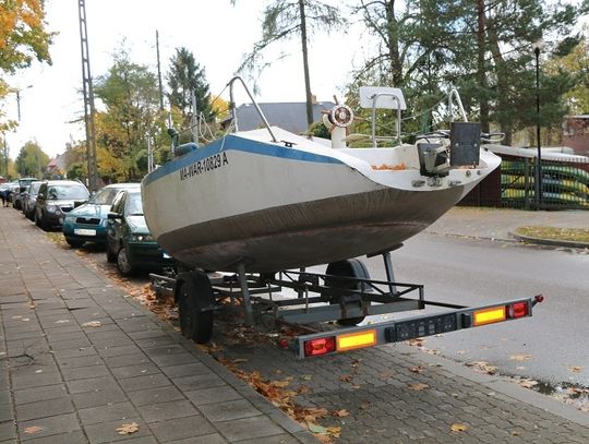 Łódka zajmuje cenne miejsce parkingowe 