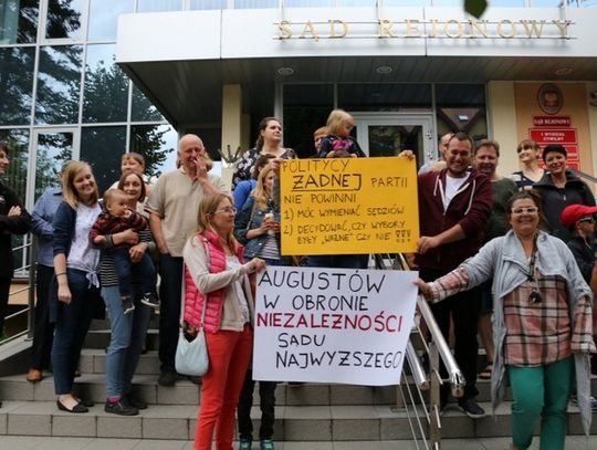 Manifestacja przed augustowskim sądem (zdjęcia)