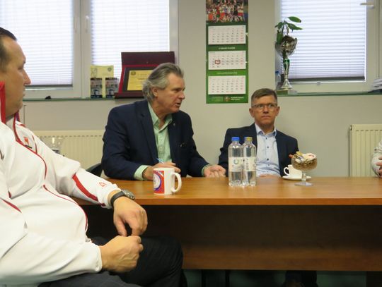 Od lewej: Znakomity kajakarz Marek Twardowski, prezes klubu Sparta Augustów Zdzisław Sadowski, ówczesny kandydat na urząd burmistrza Augustowa Andrzej Zarzecki i mistrz olimpijski z Sapporo Wojciech Fortuna.