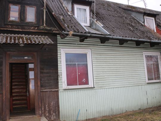 Mieszkańcy Turystycznej 39 w Augustowie walczą z uciążliwym zapachem wychodka na klatce schodowej