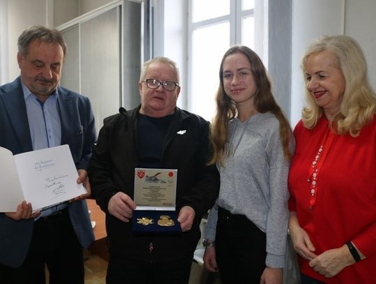 Mistrz olimpijski Wojciech Fortuna przekazał medale augustowskiej WOŚP 