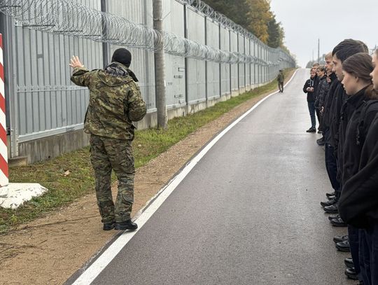 Młodzież z Augustowa odwiedziła granicę i poznała kulisy służby