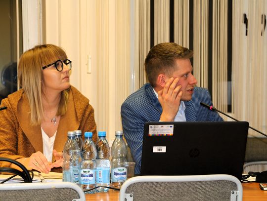 Kierownik wydziału inwestycji, Magdalena Sokołowska i zastępca burmistrza, Filip Chodkiewicz, nie zostawiają suchej nitki na wykonawcy.