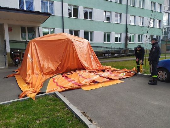 Namiot stanął przed szpitalem 