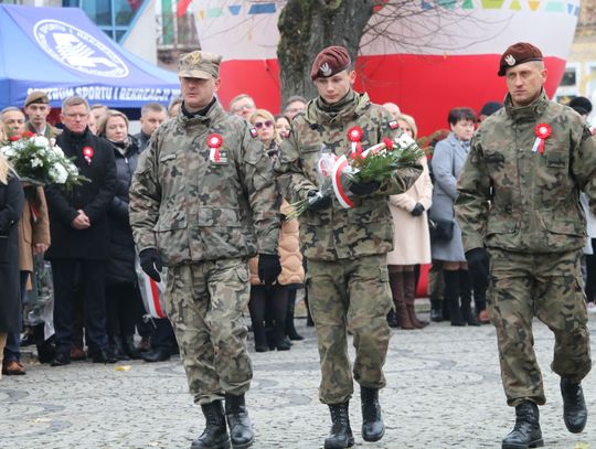 Uczestnicy wydarzenia złożyli wiązanki kwiatów przed pomnikiem „Tym, którzy oddali swe życie za wolną i sprawiedliwą Ojczyznę".